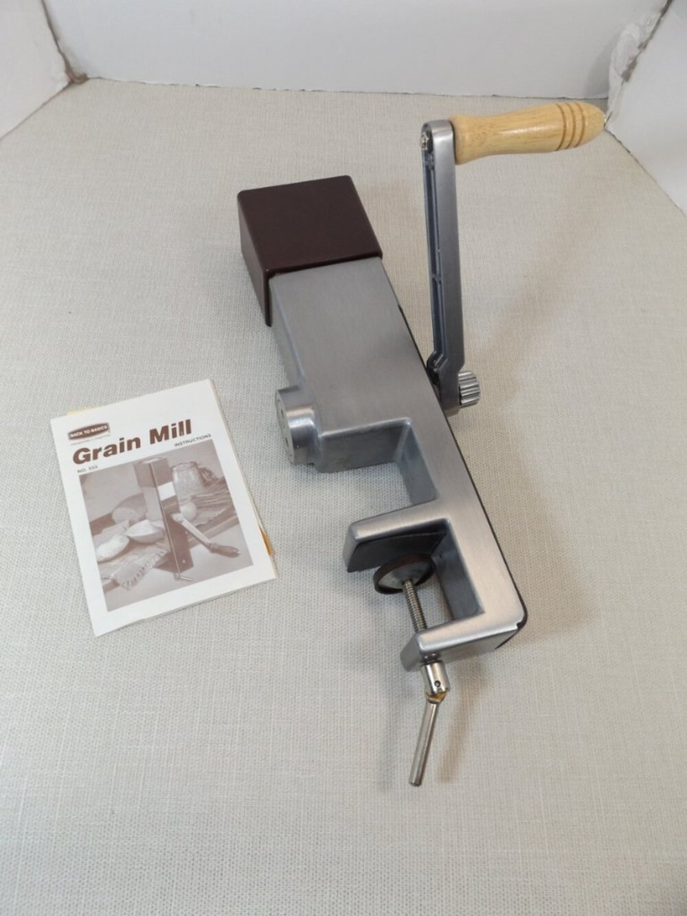 Back to Basics Grain Mill Hand Crank Flour Wheat Rice Corn Oats Barley Spices